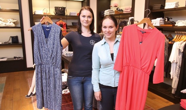 W salonie Hilfiger znajdującym się w Galerii Korona w Kielcach w ten weekend 20-procentowa promocja na sukienki. Jedne z najchętniej wybieranych modeli prezentują Katarzyna Stylska i Katarzyna Kozieł z salonu.