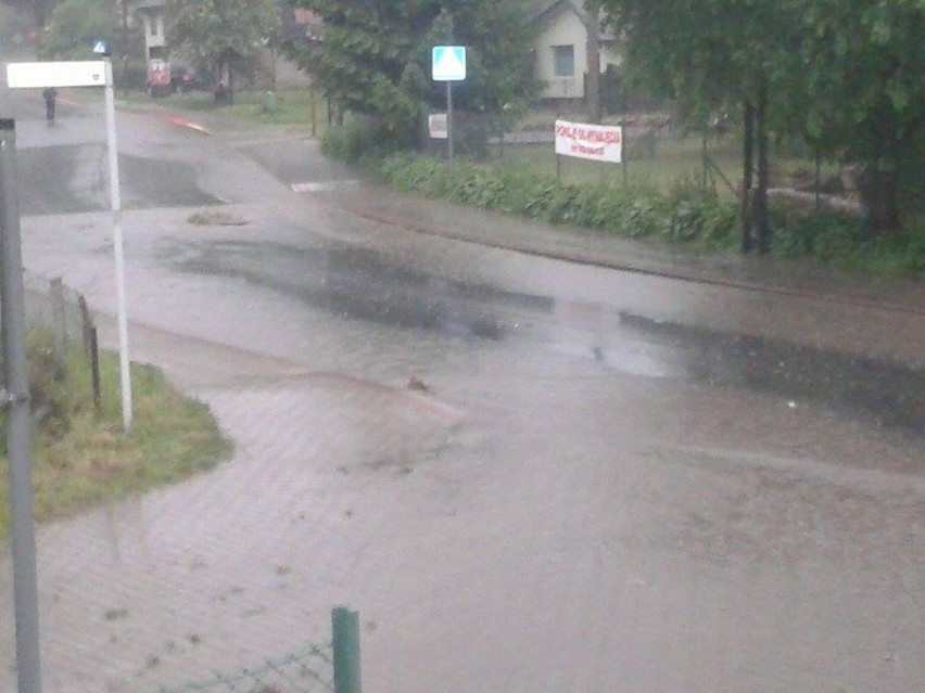 Silne burze z gradem nad Dolnym Śląskiem. Zalana wieś Biegoszów (ZDJĘCIA)