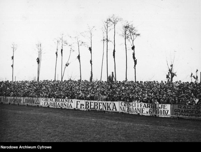 Derby Wisła - Cracovia w 1938 r. - tłum na trybunach i...