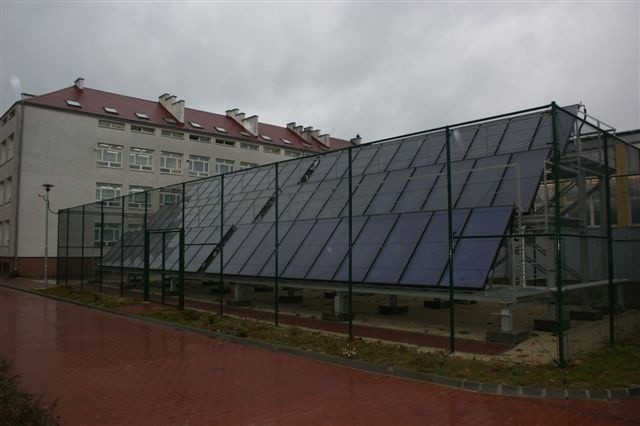 1,2 miliona złotych kosztował system kolektorów słonecznych do podgrzewania wody na morawickiej pływalni. Inwestycja pozwala jednak na duże oszczędności.