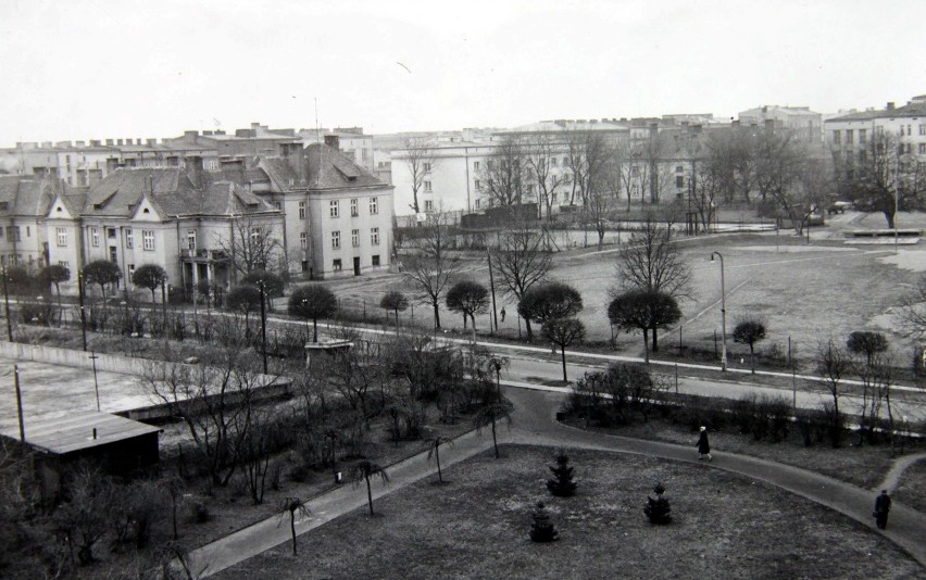 Po lewej, wille, które zostały wyburzone pod budowę teatru....