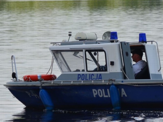 Policjanci patrolowali zalew w Domaniowie korzystając między innymi z łodzi motorowych.