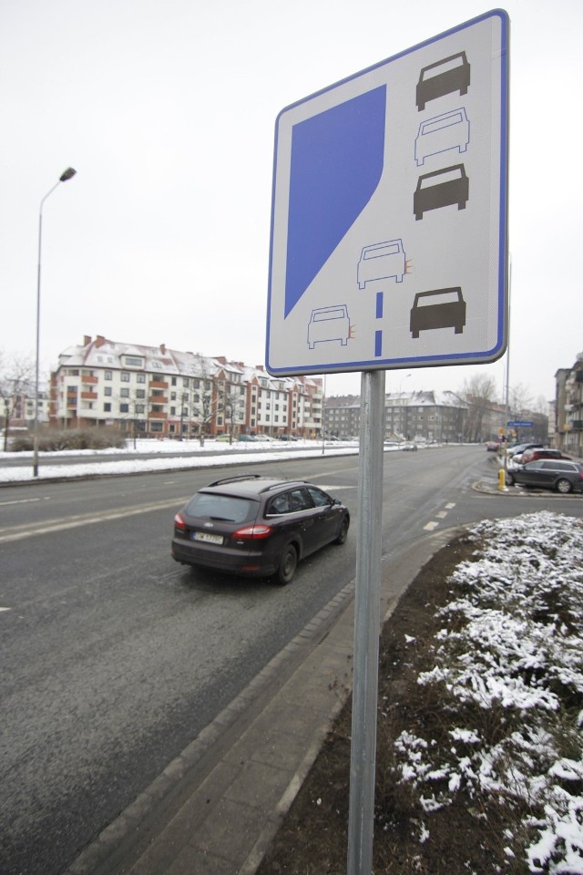 Nowe przepisy ruchu drogowego – jazda na suwak i korytarz życia - obowiązują od 6 grudnia wszystkich kierowców.