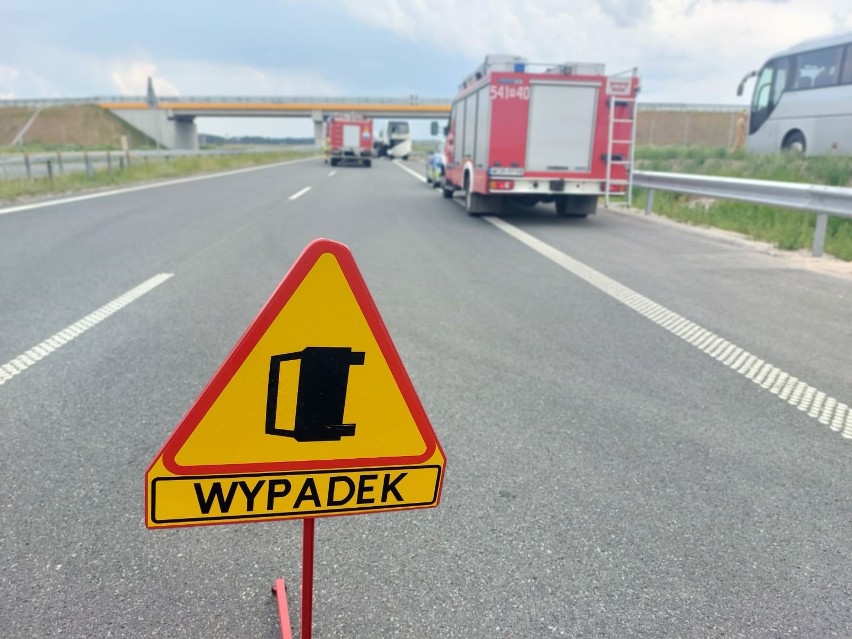 Wypadek w Gniazdowie. Zderzenie autokaru z samochodem dostawczym. Autokarem podróżowały 23 osoby