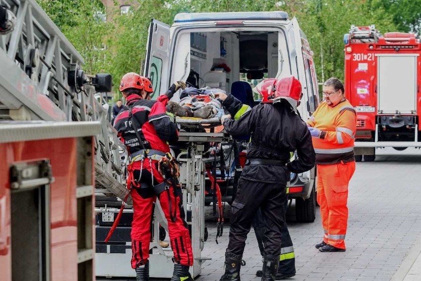 Mężczyzna skoczył z wieżowca we Wrocławiu. Udało się go uratować