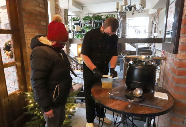 Restauracja Teatralna oferuje seniorom ciepłe posiłki.