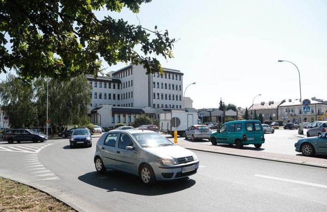 - Przy ZUS wybudujemy rondo, a stąd przez rejon ul. Śniadeckich i Styki powstanie ulica, która doprowadzi do wiaduktu przebudowanego wcześniej przez kolej - mówi Maciej Chłodnicki.