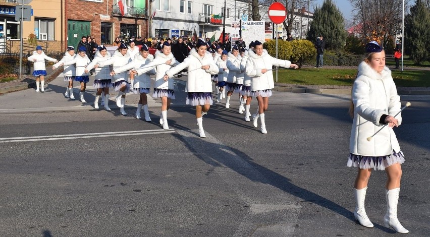 Święto Niepodległości w Skalbmierzu. Przemarsz ulicami miasta poprowadziły mażoretki i rodzice uczniów niosący wielką flagę [ZDJĘCIA]