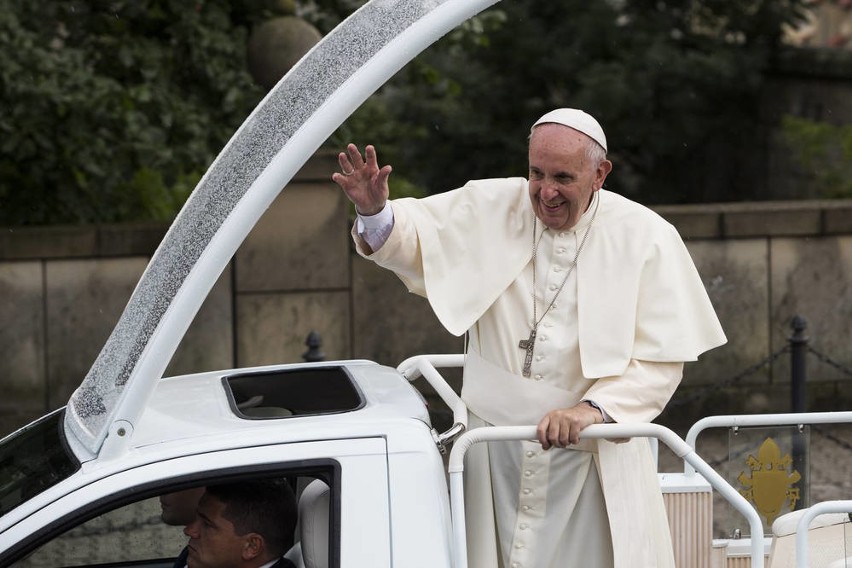 Przejazd papamobile z papieżem Franciszkiem z Salwatora na Wawel [ZDJĘCIA, WIDEO]