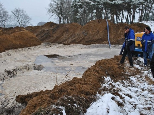 W miejscu, gdzie przerwano wodociąg, zrobiło się spore rozlewisko