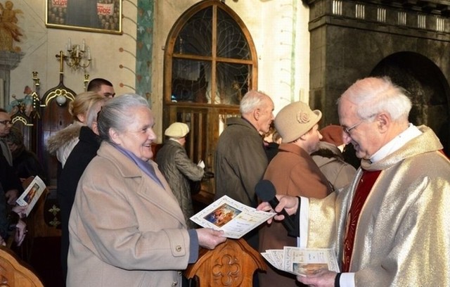 Podczas mszy małżonkowie jubilaci odnowili przysięgę małżeńską oraz otzrymali pamiatko 50-lecia małżeństwa od ksiedza proboszcza Adama Radzimirskiego.