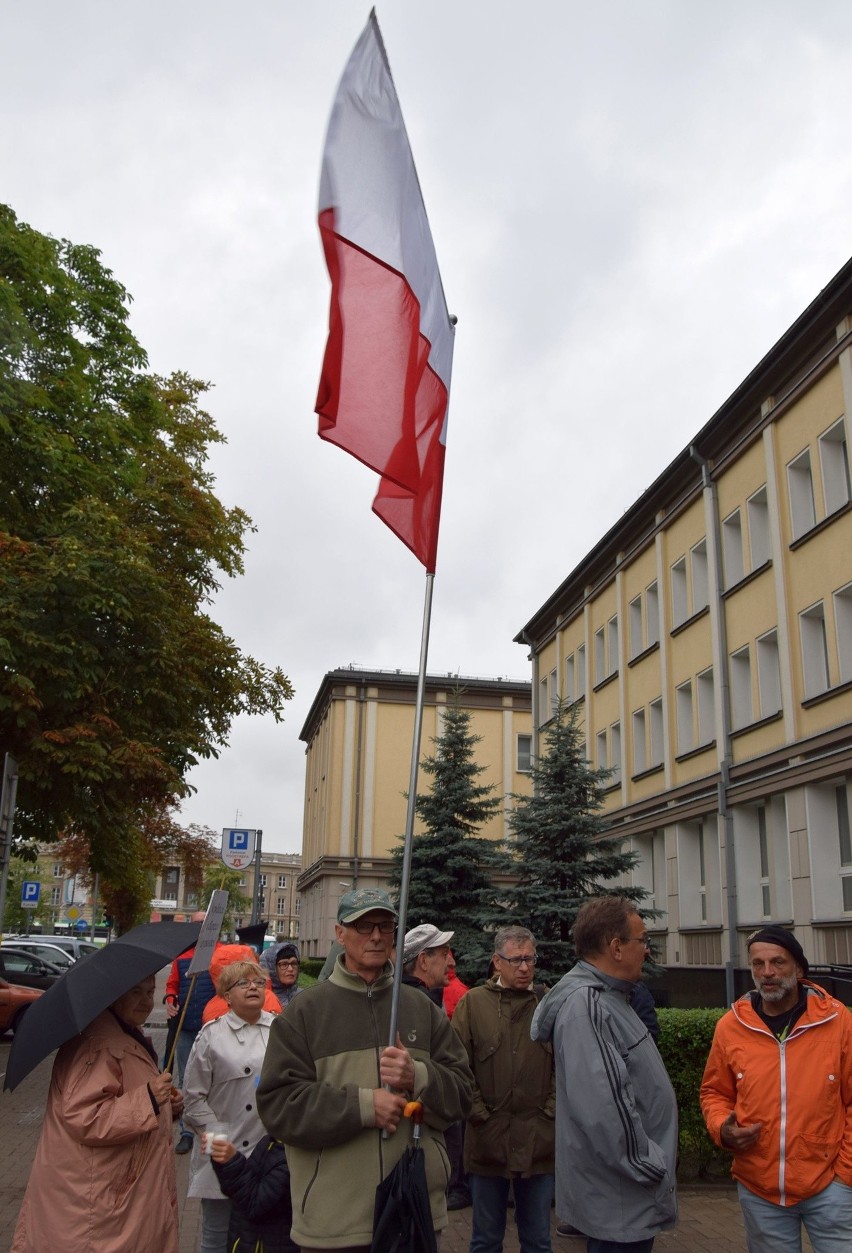 Przed Sądem Okręgowym w Białymstoku znicze zapłonęły już...