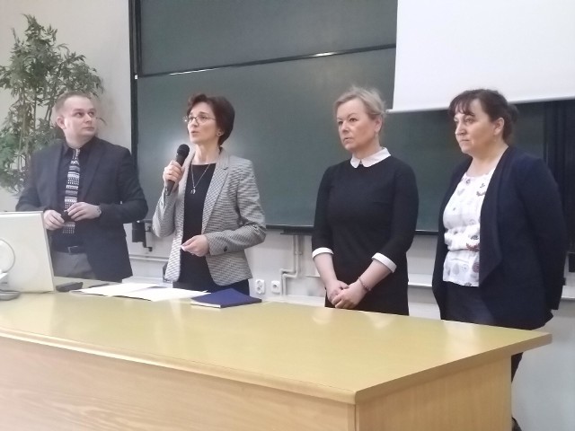 Uzniów powitali na spotkaniu (od lewej): doktor Paweł Śwital, profesor Joanna Smarż, profesor Marzanna Lament oraz doktor Grażyna Olszewska.