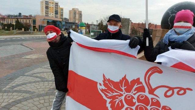 W niedzielę 7 lutego przypada Dzień Solidarności z Białorusią. Z tej okazji przedstawiciele stowarzyszenia "Nowa Białoruś" z Zielonej Góry zamanifestowali swoje wsparcie dla rodaków. Pod zielonogórską Palmiarnią pojawili się w sobotę 6 lutego.- Na Białorusi nie dzieje się dobrze. Ludzie są tam pod stałą kontrolą. To, co się tam dzieje jest nie do pomyślenia. My manifestujemy przeciwko temu, co się tam dzieje - mówi Alena Kot ze stowarzyszenia "Nowa Białoruś".Więcej zobaczysz na nagraniu: