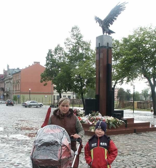 Beata Suda przyszła pokazać pomnik dzieciom: siedmioletniemu Hubertowie i miesięcznemu Marcelemu