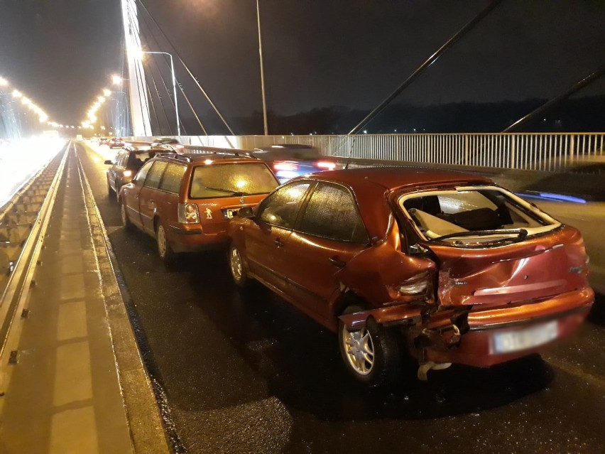 Wypadek na moście Milenijnym. Zderzyły się cztery samochody [ZDJĘCIA]