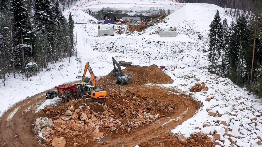 Na budowie drogi ekspresowej S1 w Beskidach (obejście...