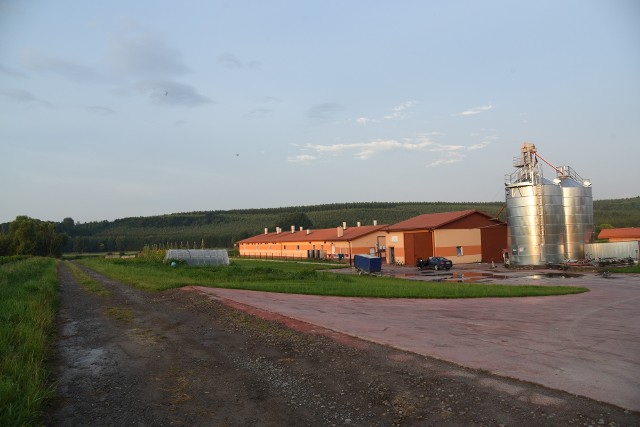 - Po co nam taka droga która prowadzi do chlewni i w puste pola? - pytają mieszkańcy. Gmina przekonuje, że jest ludziom potrzebna.