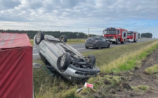 Działający na miejscu strażacy odłączyli akumulator w aucie, zajęli się także neutralizacją płynów, które wyciekły na drogę.