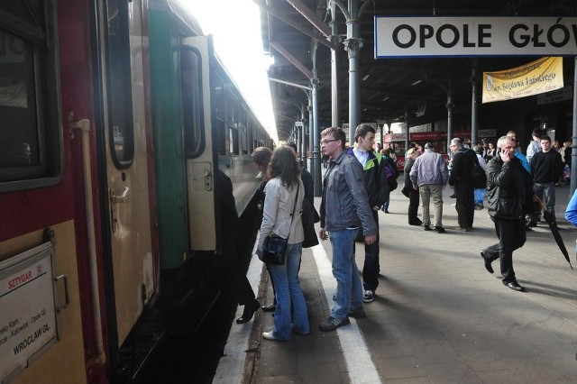 Pasażerkę wysadzono z pociągu na stacji Opole Główne i od razu przewieziono do szpitala.
