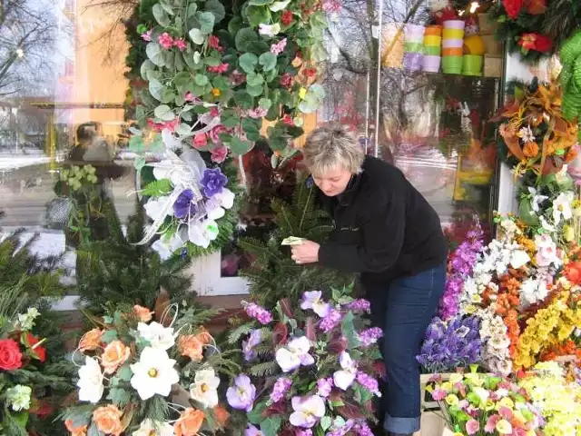 W tarnobrzeskiej kwiaciarni Kaktusik ceny dużych wieńców zaczynają się od 70 zł. Właściciele sprzedają wieńce nawet na raty.