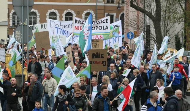 15 kwietnia 2016 w centrum Opola protestowało 2 tys. przeciwników powiększenia miasta.