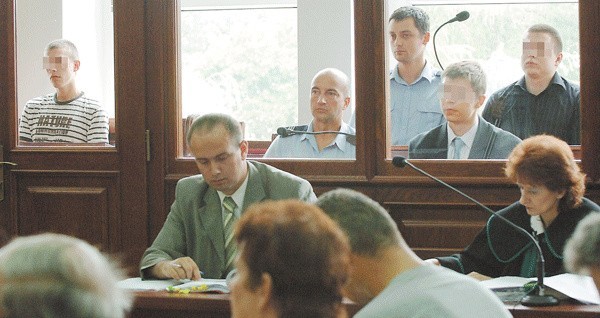 Michał K. (pierwszy z lewej) odpowiada z wolnej stopy. Dwaj główni oskarżeni (Tomasz B. i Konrad S.) przebywają w areszcie już dwa lata. W momencie bójki mieli po 21 lat. Paweł Irzyk w dniu śmierci obchodził 32. urodziny! 