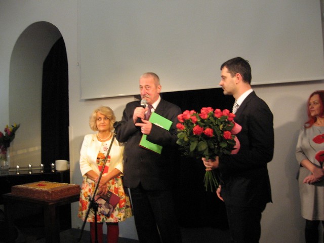 Życzenia wszystkiego najlepszego z okazji jubileuszu przekazał artystce  Karol Semik, wiceprezydent Radomia.