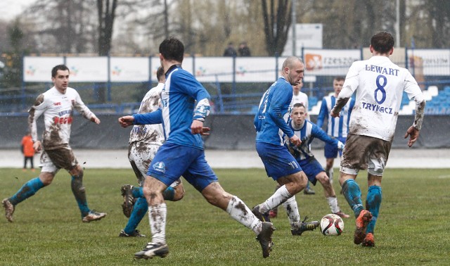 Stal Rzeszów przegrała u siebie z Lewartem Lubartów 1:2. Bramki: 1:0 Brocki 51, 1:1 Niewęgłowski 80, 1:2 Pikul 90+1.