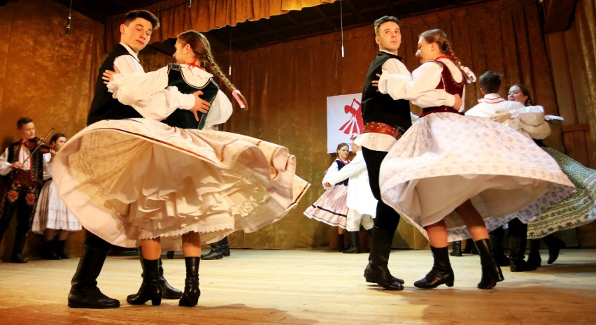 Mystkowianie chcą uczestniczyć w międzynarodowych festiwalach folklorystycznych. Dziś występują w Nowym Sączu [ZDJĘCIA, WIDEO]