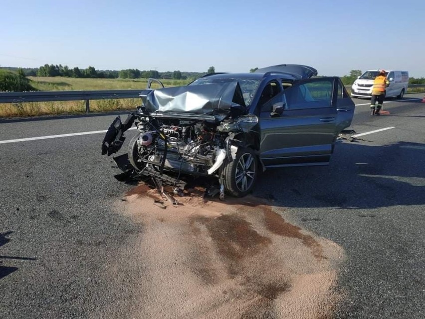 W wypadku uczestniczył samochód osobowy i laweta. Na...