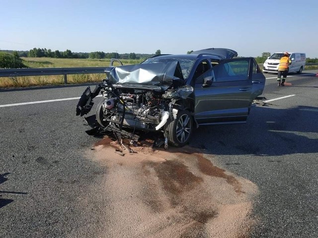 W wypadku uczestniczył samochód osobowy i laweta. Na autostradzie jest długi korek