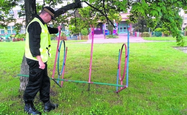 Niebezpieczny plac z zabaw w KielcachW osiedlu Urczysko strażnicy miejscy odkryli plac z zabaw z urządzeniami zagrażającymi dzieciom.