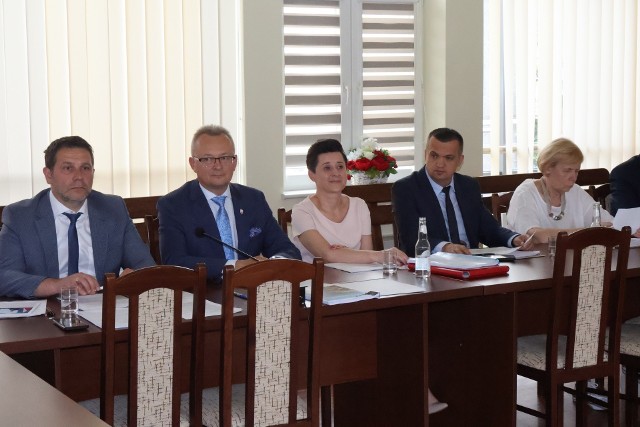 Arkadiusz Sulima, burmistrz Zwolenia (drugi od lewej) otrzymał jednogłośne absolutorium i wotum zaufania.