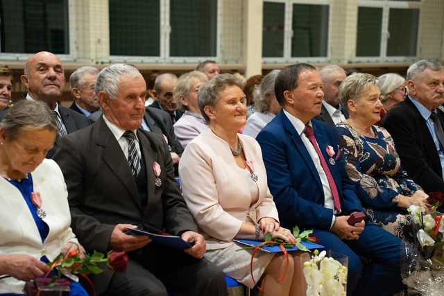 Złote Gody w gminie Mniów. 17 par świętowało jubileusz 50-lecia pożycia małżeńskiego. Zobacz więcej zdjęć na kolejnych slajdach >>>
