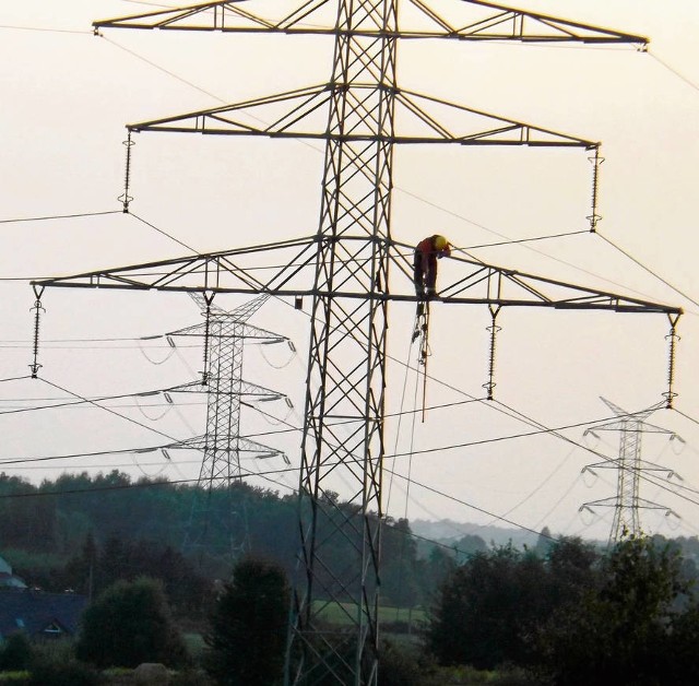 Dzień po tragedii pracownicy TAURON-u podnosili linię energetyczną