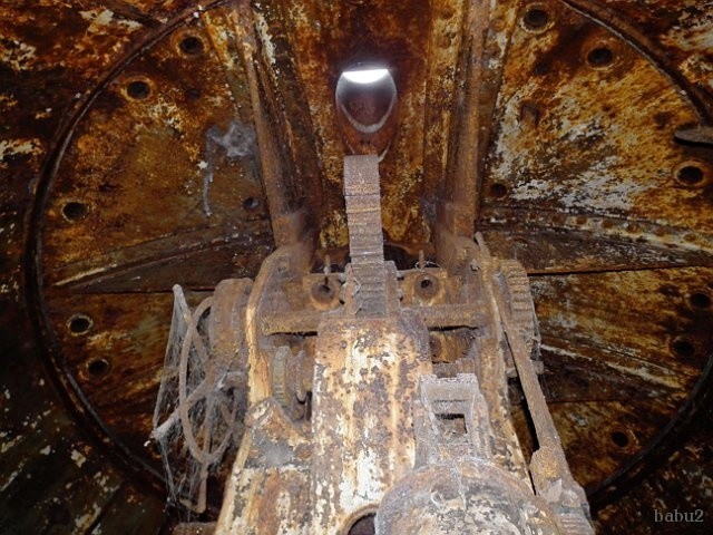 Wnętrze jednej z trzech zachowanych wież artyleryjskich, w której znajdowała się haubica kalibru 210 mm