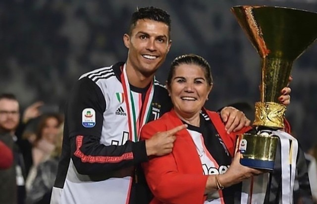 "Dziękuję wszystkim za wiadomości ze wsparciem dla mojej mamy. Jest już w stanie stabilnym, wraca do zdrowia w szpitalu. Razem z rodziną dziękujemy też jej opiece medycznej. Prosimy też, by w tym trudnym czasie dano nam nieco prywatności" - napisał w mediach społecznościowych Cristiano Ronaldo. Mama gwiazdora Juventusu i reprezentacji Portugalii Dolores Aveira przeszła niedawno udar niedokrwienny.Więcej na następnym slajdzie. Uruchom galerię klikając w ikonę "następne zdjęcie", strzałką w prawo na klawiaturze lub gestem na ekranie smartfonu