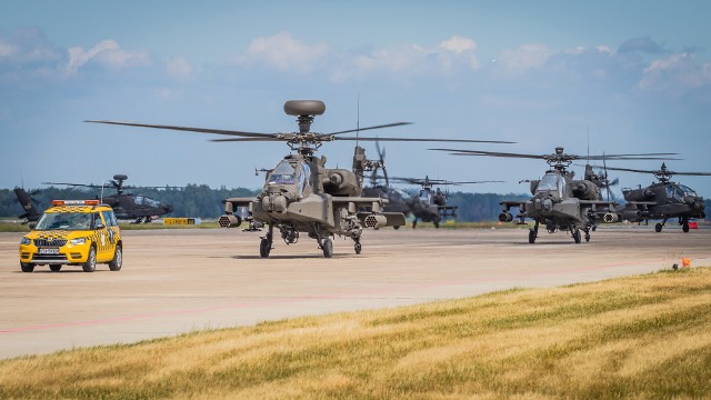 W Pyrzowicach wylądowało osiem amerykańskich śmigłowców szturmowych AH-64 Apache