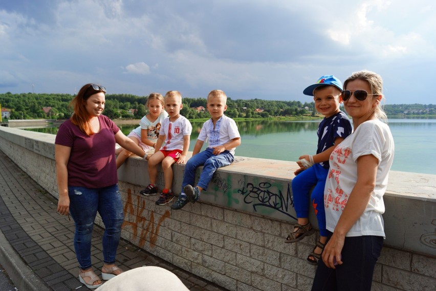 Gmina Brody. Godzina W na tamie nad zalewem - spontaniczna akcja młodzieży