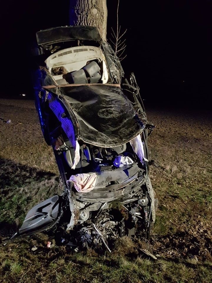 Auto roztrzaskało się na drzewie. Młody mężczyzna nie żyje, drugi walczy o życie 