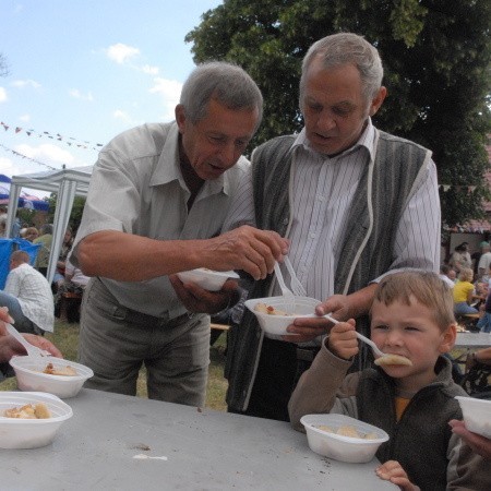 Pierogami zajadały się całe rodziny.