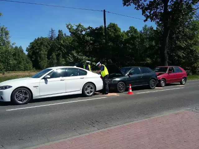 Na ulicy Głównej w miejscowości Głobino doszło do kolizji trzech samochodów. Kierujący Skodą wjechał w tył Audi a to siłą odbicia uderzyło w stojące przed nim BMW. Kierujący z BMW został odwieziony do szpitala.