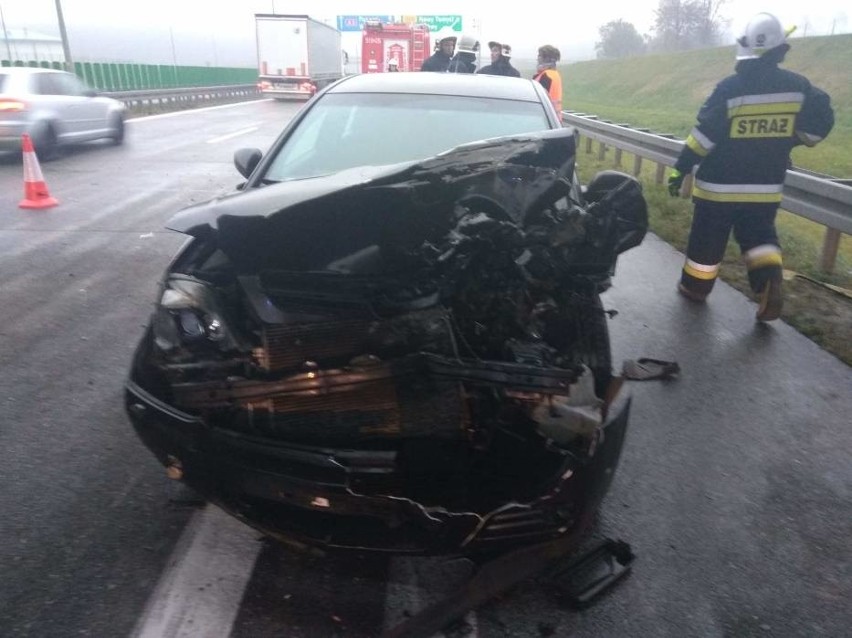 Wypadek na autostradzie A2. Jaguar zderzył się oplem. Wśród...