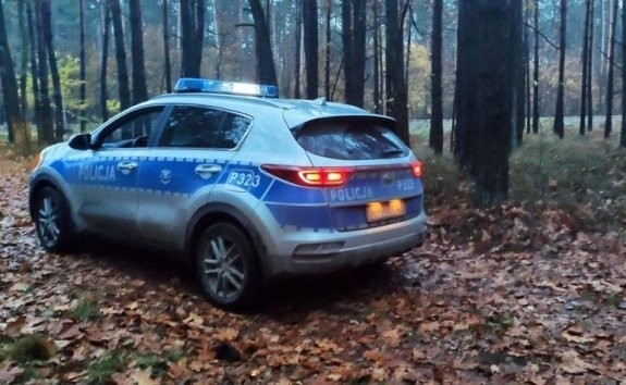 Policjanci z Iłży przeszukali okolice i znaleźli zaginionych grzybiarzy.