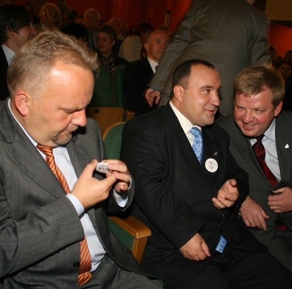 Wicepremier Przemysław Gosiewski był gwiazdą konwencji PiS. Na zdjęciu: w otoczeniu wojewody Grzegorza Banasia (z lewej) oraz posłów.
