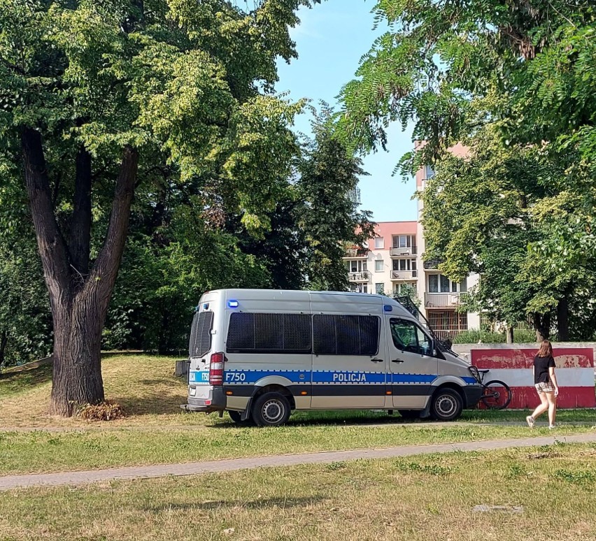 Poszukiwany przestępca wpadł na Widzewie. Podczas spotkania z kolegami z osiedla... ZDJĘCIA