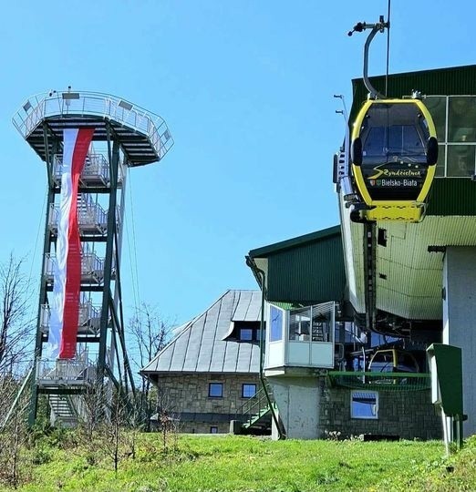 Największa flaga zawisła dzisiaj rano na wieży widokowej na Szyndzielni