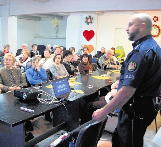 Seniorzy chcą być świadomi czyhających na nich zagrożeń, dlatego spotykają się z policją, strażą miejską i strażą pożarną