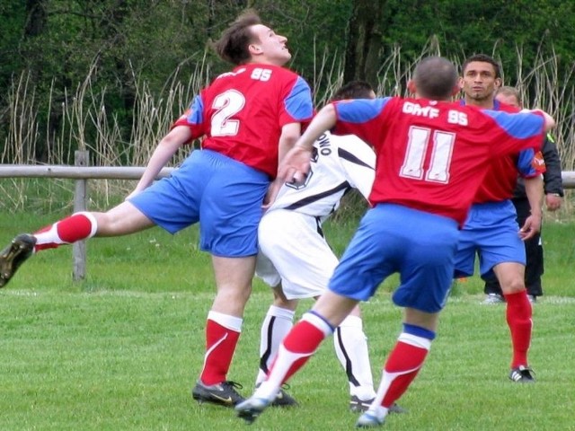 W meczu klasy B, lider tabeli Gryf 95 II PGK Slupsk pokonal w Kwakowie tamtejszą Slupie 8:0 (4:0).